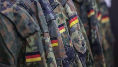 Bild: Oliver Berg/dpa
Laut Polizei trug der Bundeswehr-Soldat bei dem Angriff Uniform. (Symbolbild)