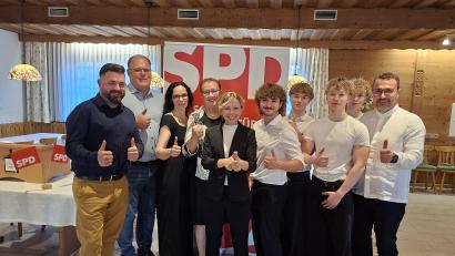 Bild: prh
Michaela Treml (Mitte) tritt als Kandidatin für das Bürgermeisteramt in Püchersreuth an. Unterstützung erhält sie dabei von den Bürgermeistern Sebastian Giering und Thorsten Hallmann, Stellvertretender Landrätin Karolina Forster, SPD-Ortsvorsitzender Maria Sauer sowie natürlich von den vier Söhnen und Ehemann Marko (von links).