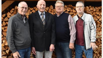 Bild: hcz
Josef Gebhardt (Zweiter von links) mit den Gratulanten von 7er- Kameradschaft, Schnupferclub Latsch und Tierfriedhof- Förderverein.