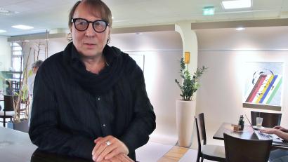 Bild: Thomas Dobler
Der aus Schwandorf stammende und bei Augsburg lebende Autor Wolfsmehl stellt im Café Coffeino in Schwandorf seine beiden neuen Bücher vor.