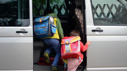 Bild: Ralf Hirschberger/dpa-Zentralbild/dpa
Kinder müssen im Auto korrekt angeschnallt werden - sonst droht ein Bußgeld. (Symbolbild)
