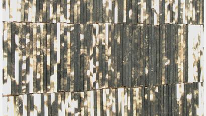 Bild: Kunst- und Kulturverein Hausfluss/exb
Das KoOpf-Kunstnacht-Projekt des Vereins Hausfluss: Holzlamellen werden nach einer japanischen Methode verkohlt und danach zu einem großen Mosaikbild zusammengefügt.