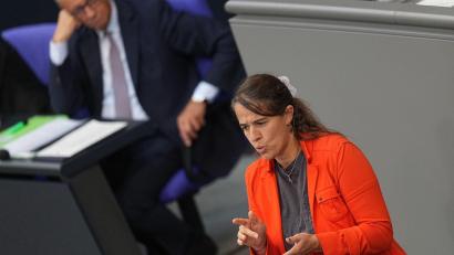 Bild: Michael Kappeler/dpa
Die SPD-Abgeordnete Heike Heubach hielt ihre vierte Bundestagsrede in Gebärdensprache.