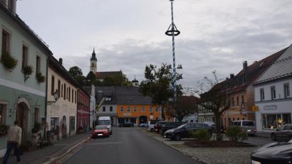 Bild: fz
Der Stadtplatz von vorne links bis zur Kirche hin ist zentrale Maßnahme der Gestaltung des Marktbereichs. Pflasterung in Naturstein vorgesehen.