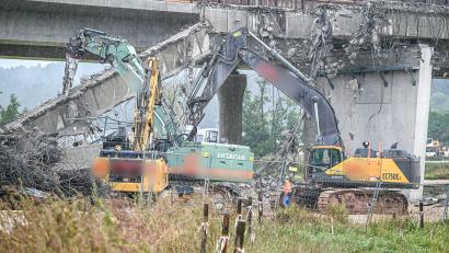 Bild: Jason Tschepljakow/dpa
Beim Abriss einer alten Autobahnbrücke ist ein Bauteil auf einen Bagger gestürzt, der Baggerfahrer kam dabei ums Leben.