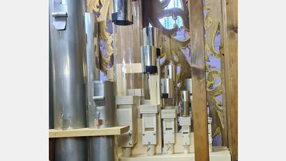 Bild: Markus Bäumler/exb
Die Glasröhren sind im Orgelprospekt auf der Basilika-Empore verbaut. Für jede der 49 Pfeifen musste ein Holzfuß angefertigt werden.