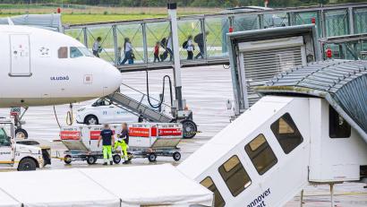 Bild: Moritz Frankenberg/dpa
Trotz Stopp des Aufnahmeprogramms durften erneut einige Afghanen nach Deutschland ausreisen.