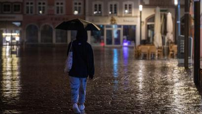 Bild: Harald Tittel/dpa
Der Regenschirm darf im Süden in den kommenden Tagen nicht fehlen.