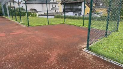 Bild: Stadt Neustadt, Thomas Baldauf
Der Maschendrahtzaun am Allwetterplatz der Grundschule Neustadt/WN ist defekt. Ein Doppeldrahtmattenzaun soll ihn wahrscheinlich ersetzen.