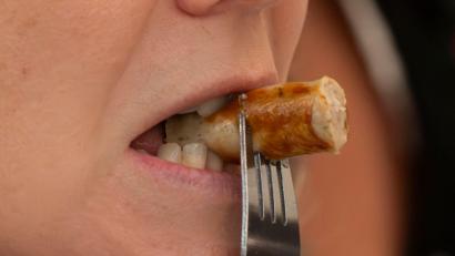 Bild: Peter Kneffel/dpa
Schmeckt's? Das will die Wiesn-Wurstprüfungskommission herausfinden.