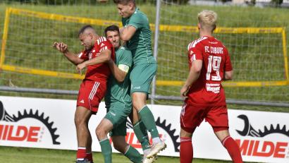 Bild: Hubert Ziegler
Bei einem der vielen Kopfball-Duelle kam es in der Partie zwischen der DJK Gebenbach und dem FC Coburg zu einem gefährlichen Zwischenfall.