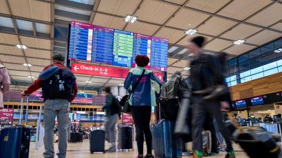 Bild: Michael Ukas/dpa
Flugreisende am BER sollten viel Geduld mitbringen. (Archivbild)