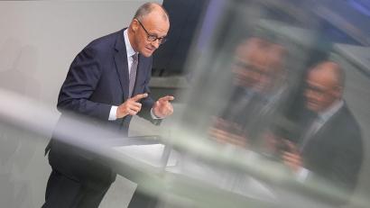 Bild: Michael Kappeler/dpa
Der Kanzler verteidigt im Bundestag seinen Reformkurs.