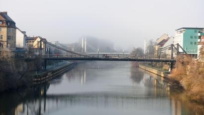 Bild: picture alliance / Nicolas Armer/dpa
Auf der Kettenbrücke spitzt sich ein Streit zwischen zwei Männern zu. (Archivbild)