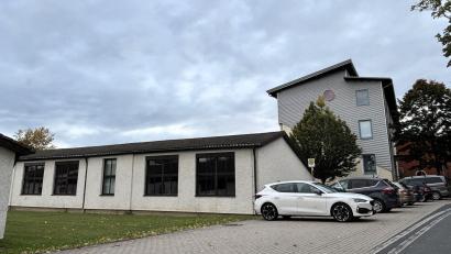 Bild: stg
Der Flachbau vor dem mehrgeschoßigen Gebäude der ehemaligen Realschule wird demnächst abgerissen, auf einer Teilfläche entstehen dann neu unter anderem vier Büros in Holzmodulbauweise.