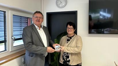Bild: Stefanie Gradl
Beim Antrittsbesuch in der Vilsecker Schule überreichte Bürgermeister Hans-Martin Schertl der neuen Rektorin Iris Eckert eine Vilseck-Tasse für ihren täglichen Kaffee.