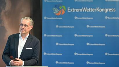 Bild: David Hammersen/dpa
Die Experten befürchten, dass es in Zukunft mehr Hitzewellen und heftigere Sturmfluten geben wird.