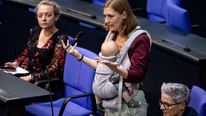 Bild: Fabian Sommer/dpa
Kinder gehören für Steinmüller zum Alltag - auch im Bundestag (Archivbild)