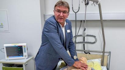 Bild: Stephan Huber
Schulleiter Hans-Jürgen Bruhn führt an einer Hightech-Puppe vor, wie Pflegeschüler im "Skills Lab" genannten Trainingsraum so realitätsnah wie möglich die Behandlung von Patienten üben können. Kameras an der Decke zeichnen alles auf und ermöglichen die Nachbesprechung.