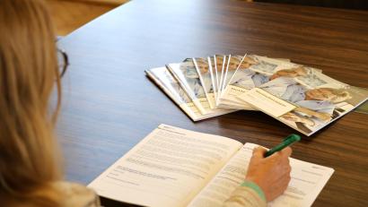 Bild: Landkreis Neustadt an der Waldnaab
Die neu aufgelegte Notfallmappe des Landkreises Neustadt an der Waldnaab bietet umfassende Vorsorgehilfen und ist an vielen Stellen im Landkreis kostenlos erhältlich.