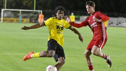 Archivbild: Hubert Ziegler
Beim Flutlichtspiel am Freitagabend muss sich Ambergs Richard Silva Pereira (links) auf einen unangenehmen Gegner einstellen.