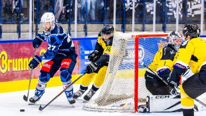 Bild: Tobias Neubert
Verteidiger Dominik Bohac (links) wird den Blue Devils Weiden verletzungsbedingt für längere Zeit fehlen.