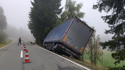 Bild: nic
Zwischen Altglashütte und Silberhütte ist ein Lastwagen in den Graben gerutscht.