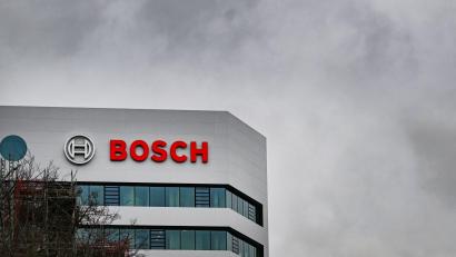Bild: Bernd Weißbrod/dpa
Autozulieferer Bosch kündigt weiteren Stellenabbau an. (Archivbild)