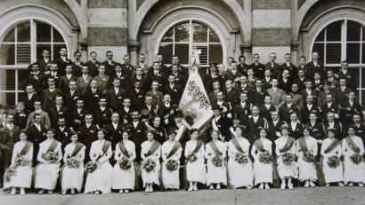 Repro: jr
Dieses Bild stammt von der Fahnenweihe 1912 mit den Festdamen in Waldsassen. Schon damals war die Kolpingsfamilie eine starke Gemeinschaft.