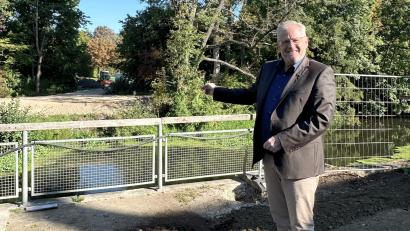 Bild: Lara Schmaus, Stadt Schwandorf
Die neue Fußgängerbrücke soll den Stadtpark mit der Innenstadt barrierefrei verbinden. Oberbürgermeister Andreas Feller machte sich vor Ort ein Bild von der Baustelle.
