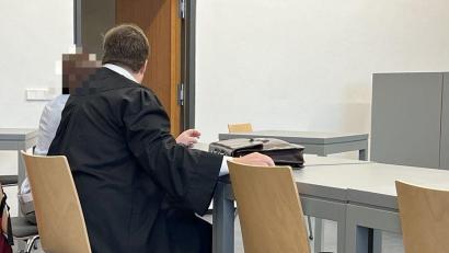 Bild: Sonja Kaute
Wegen Körperverletzung, Beleidigung und Sachbeschädigung war der Angeklagte J. am Donnerstag vor dem Amtsgericht Weiden angeklagt. Sein Verteidiger, Rechtsanwalt Daniel Kiss aus Regensburg, war zum ersten Mal in Weiden im Einsatz.