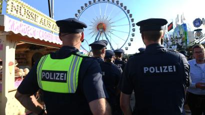 Bild: Felix Hörhager/dpa
Eine Streife auf der Wiesn machte den 41-Jährigen ausfindig. (Symbolbild)