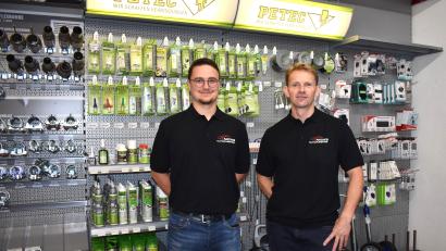 Bild: rgr
Nick Otte (links) ist der neue Chef im Autozubehör-Geschäft. Sein Filialleiter Christian Schwerin (rechts) hält ihm den Rücken frei, damit Otte gleichzeitig auch noch seine Allfinanz Beratung führen kann.