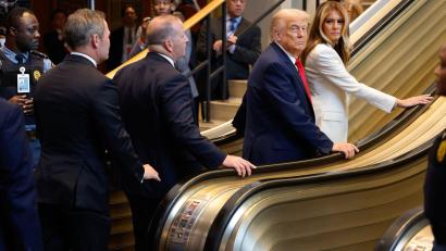 Bild: Stefan Jeremiah/AP/dpa
Trump will ein Nachspiel für den Stopp auf der UN-Rolltreppe.