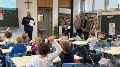 Bild: Landratsamt Tirschenreuth/Spitzl Luisa
Das Demografie-Malbuch wurde am Montag an den Grundschulen in Waldershof und Bad Neualbenreuth vorgestellt und übergeben.