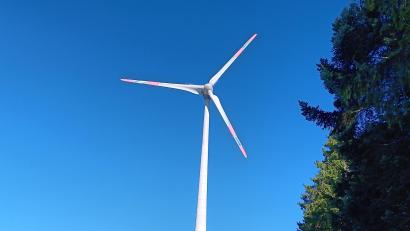 Bild: as
Windräder wie hier bei Asch (Gemeinde Mähring) sollen auch an weiteren Standorten im Landkreis Tirschenreuth möglich sein. Vor einem Beschluss über Vorranggebiete führt der Regionale Planungsverband Oberpfalz Nord ein öffentliches Beteiligungsverfahren durch.