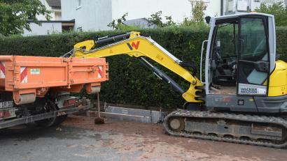 Bild: fz
Mitarbeiter des Bauhofs Irchenrieth versuchen die kaputte Wasserleitung in der Leuchtenberger Straße zu reparieren.
