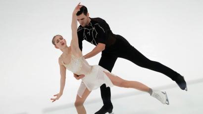 Bild: Sergei Grits/AP/dpa
Minerva Hase (l) und Nikita Volodin liegen nach dem Kurzprogramm bei der Nebelhorn Trophy in Oberstdorf auf Platz zwei.