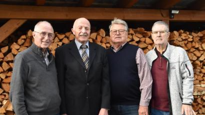 Bild: hcz
Josef Gebhardt (Zweiter von links) mit den Gratulanten von 7er- Kameradschaft, Schnupferclub Latsch und Tierfriedhof- Förderverein.