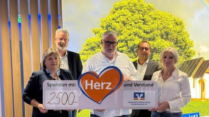 Bild: Stadt Weiden i.d.OPf.
Übergabe des Spendenschecks durch die Volksbank Raiffeisenbank Nordoberpfalz