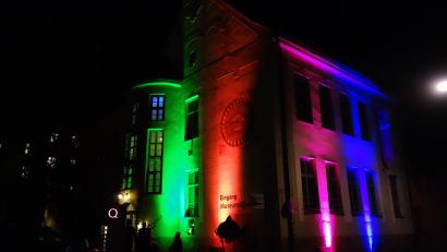 Bild: Birgit Plößner
Das MuseumsQuartier ist nicht nur von außen bunt angeleuchtet, sondern bietet auch im Inneren ein buntes Programm. Es ist bei der Langen Nacht am 24. Oktober an der Reihe.