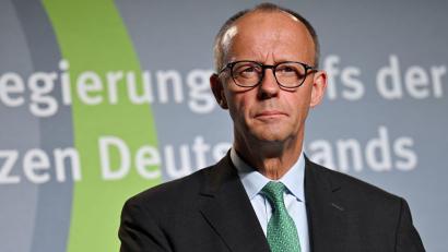 Bild: Martin Schutt/dpa
Bundeskanzler Friedrich Merz sagt Ostdeutschland weitere Unterstützung bei Infrastrukturinvestitionen zu.