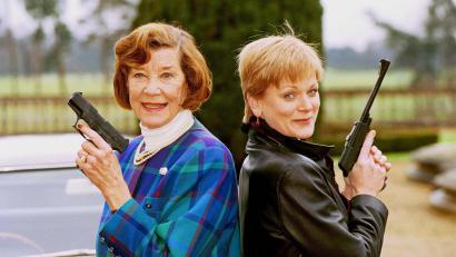 Bild: Richard Chambury/Globe Photos via ZUMA Wire/dpa
Lois Maxwell (l) und Samantha Bond haben beide „Miss Moneypenny“ gespielt. (Archivbild)