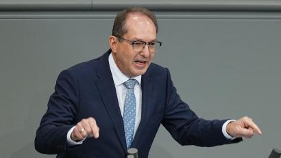 Bild: Michael Kappeler/dpa
Bundesinnenminister Alexander Dobrindt (CSU) will sich verstärkt um  unerlaubte Drohnenüberflüge kümmern.