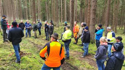 Bild: Portner
Großes Interesse: Viele Waldbesitzer finden sich zum Informationsabend im Privatwald bei Unterlangau/Oberviechtach ein.