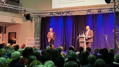 Bild: Mutiara Sudarma
Am Mittwoch sprach Ahmad Mansour in der Aula der FOS/BOS Weiden über den Nahostkonflikt, Demokratie und Antisemitismus.
