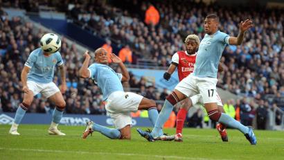 Bild: picture alliance / dpa
Vincent Kompany (Mitte) und Jérôme Boateng spielten - wie hier im Oktober 2010 - zusammen für Manchester City. (Archivfoto)