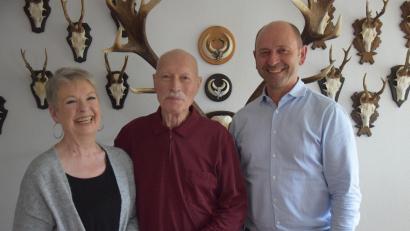 Bild: bö
Seinen 80. Geburtstag durfte in den vergangenen Tagen Jimmie Davis aus Ensdorf zusammen mit seiner Frau Monika und Bürgermeister Hans Ram feiern, der dem Jubilar zu seinem Ehrentag für die Gemeinde Ensdorf gratulierte.