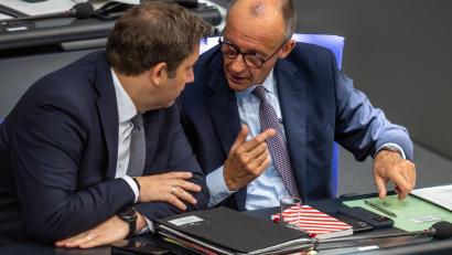 Bild: Michael Kappeler/dpa
Nicht nur Kanzler und Vizekanzler dürften jetzt aufatmen.