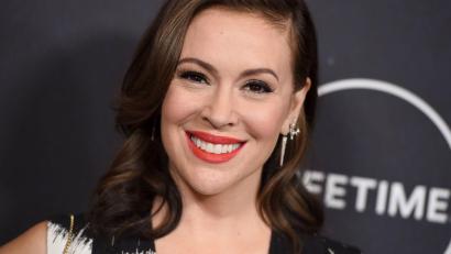 Bild: Jordan Strauss/Invision/AP/dpa
US-Schauspielerin Alyssa Milano ließ ihre Brustimplantate entfernen. (Archivbild)